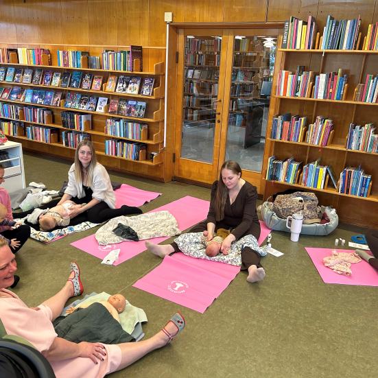 Forældre til barselscafé på Nyborg Bibliotek.
