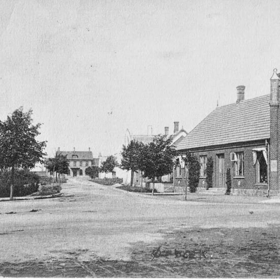 Stationen, som var den største mellemstation mellem Nyborg og Ringe, ses for enden af den nyanlagte vej. Til højre ses den store hjørneejendom, hvor der senere blev autoværksted. Som tredje hus på højre side, anes missionshuset, som blev bygget i 1906. Foto: Postkort fra 1906-08 fra forfatterens samling.