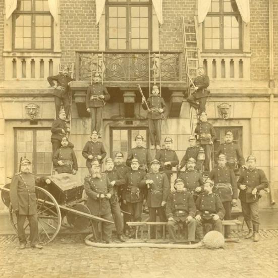 Ca. 1900. Nyborg Brandkorps foran Nyborg Rådhus. Foto: Otto Nørmark, Nyborg
