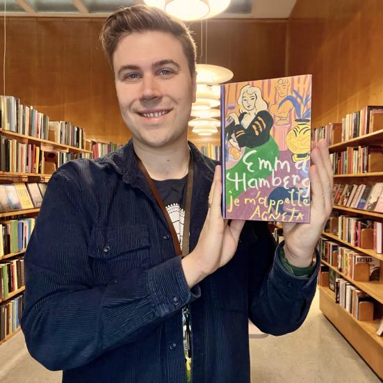 Bibliotekar Mathias Lyngs holder den bog, han anbefaler.