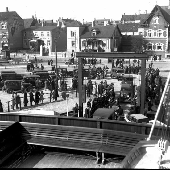 Yderst til højre set fra havnen ”Hotel Royals” facade mod Dronningensvej. Efter ”smøgen” ved siden af hotellet ”Restaurant Færgegården” og her efter ”Hotel Dania”.