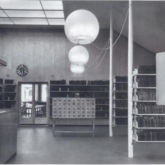 Udlånet med skranken til venstre og bøger for voksne.