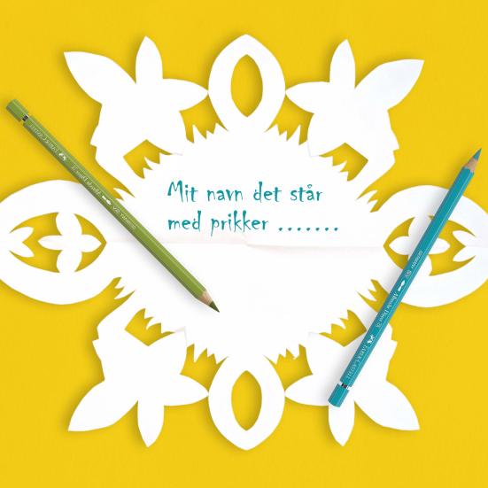 Et gækkebrev på en gul baggrund samt en grøn og en blå farveblyant. På brevet står der "Mit navn det står med prikker".