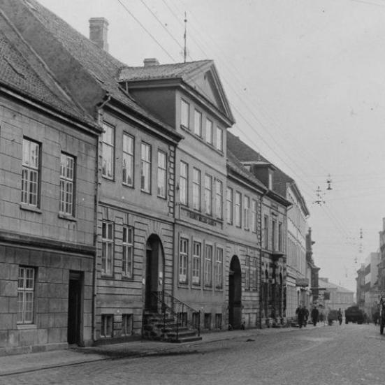 Købmandsgården Nørregade 1 i Nyborg med de to ovale ind- gangspartier. foto: NLA 1930-40.