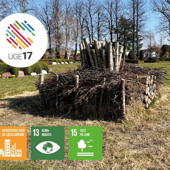 Billede af stort insekthotel på Nyborg Kirkegård. Uge 17 logo. Verdensmål 11, 13 og 15.
