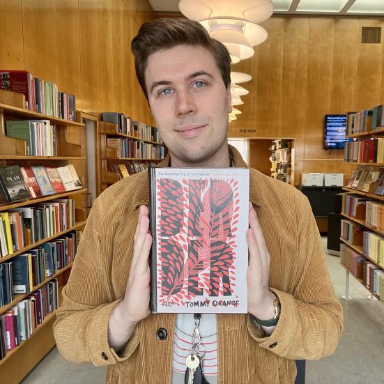 Bibliotekar Mathias holder bogen "Der Der".