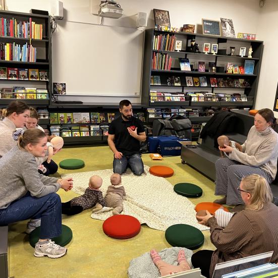Billede fra tidligere barselscafé på Ørbæk Bibliotek.