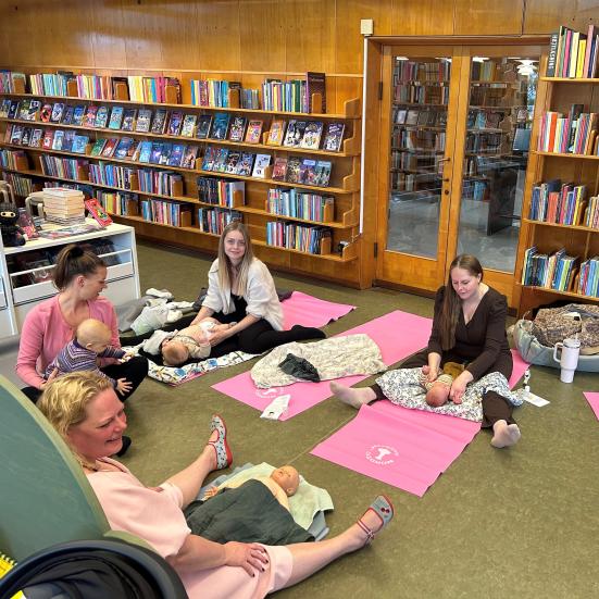 Billede fra en tidligere barselscafé på Nyborg Bibliotek.