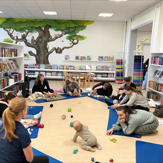 Billede fra tidligere barselscafé på Ullerslev Bibliotek.