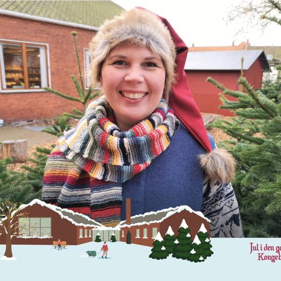 Biblioteksnissen Frigge. I bunden en illustration af Nyborg Bibliotek med sne og logoet for Jul i den gamle Kongeby.