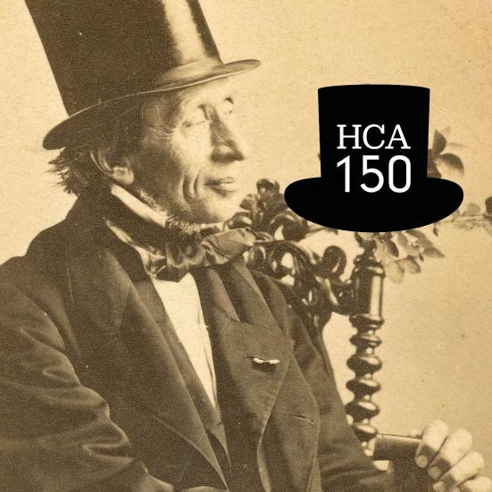 Fotografi med portræt af H.C. Andersen og logo med sort høj hat med teksten HCA 150.