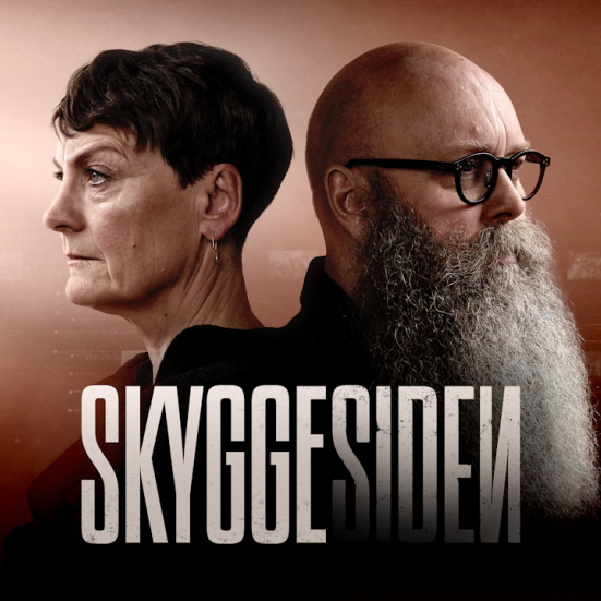 Janni Pedersen og Carsten Norton står med ryggen til hinanden bagved titlen Skyggesiden.