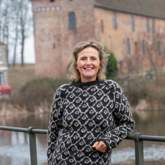 Lise-Lotte Jenseni historisk strik ved voldgraven foran Nyborg Slot.