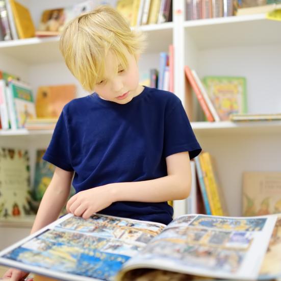 Dreng læser i tegneserie.