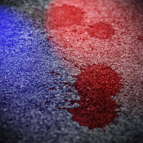 Blodig asfalt og blåt blink