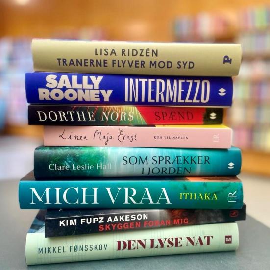 De nye læsekredsbøger stablet på Nyborg Bibliotek.