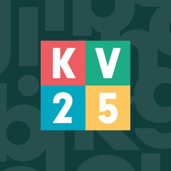 Der står "KV25" i farvede firkanter på en mørkegrøn baggrund.