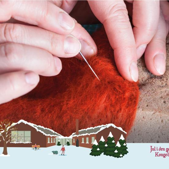 Hænder arbejder med rødt filt. Jul i den gamle Kongeby logo.