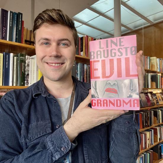 Bibliotekar Mathias Lyngs holder bogen Evil Grandma.
