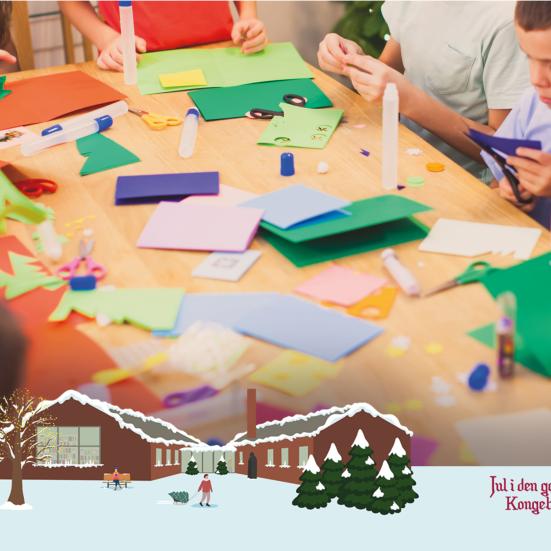 Børn sidder omkring bord og laver kreativt pynt. I bunden en illustration af et sneklædt Nyborg Bibliotek samt ordene "Jul i den gamle kongeby"