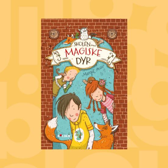 Bogforsiden til "Skolen med magiske dyr" på gul baggrund.