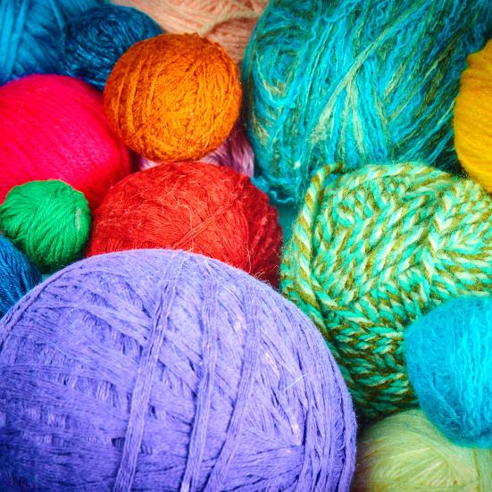 Garnnøgler i kraftige farver.