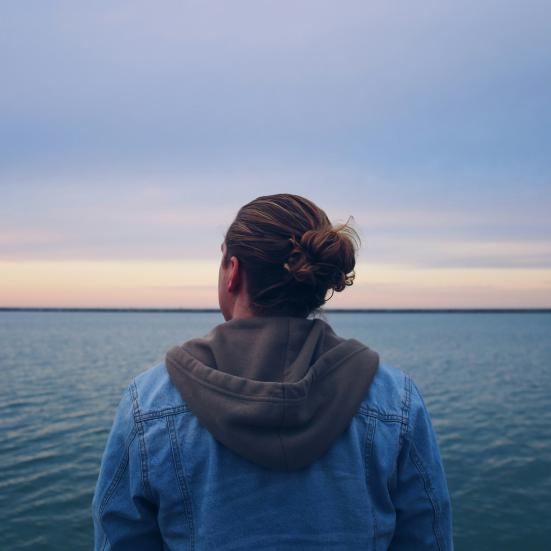 Mand står og kigger ud over havet.