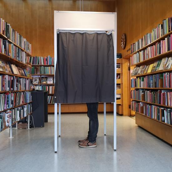 Person står i stemmeboks på Nyborg Bibliotek.