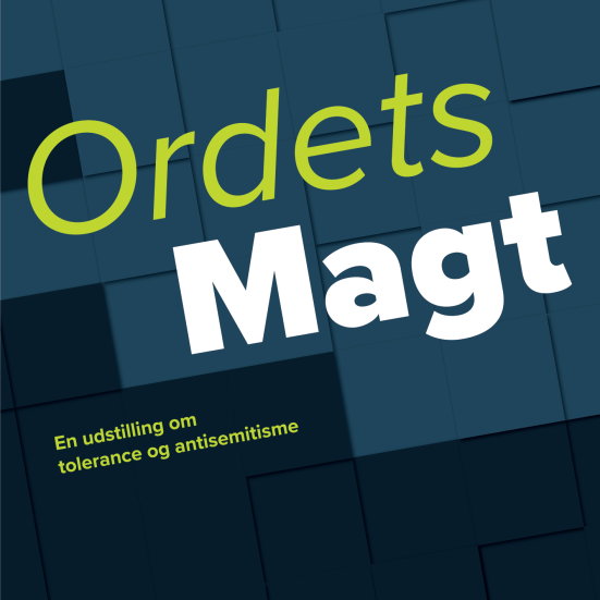 "Ordets Magt: En udstilling om tolerence og antisemitisme" står med grøn og hvid skrift på en mørk baggrund.
