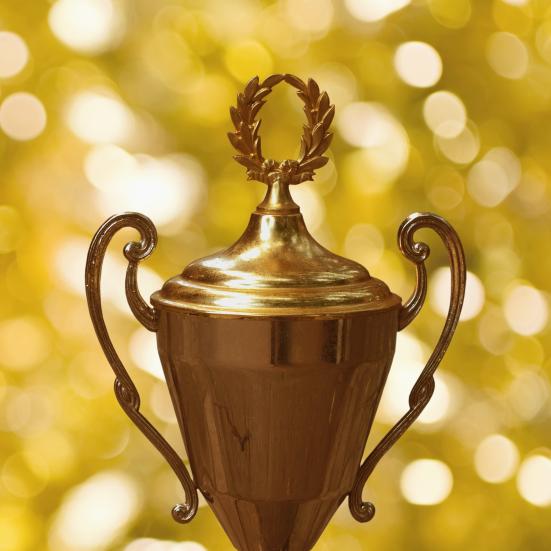 Gyldent trofæ mod gylden baggrund.