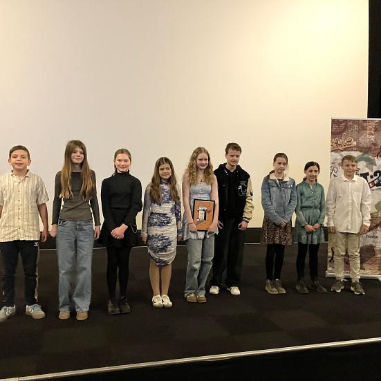 Her ses de tre præmierede hold fra 4.-5. klasse. Længst til venstre er det Alen, Anna og Lea, der fik 1. pladsen.