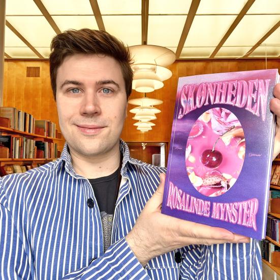 Bibliotekar Mathias Lyngs med bogen "Skønheden"