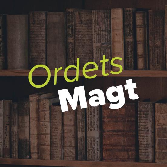 Titlen "Ordets Magt" på en mørk baggrund med gamle bøger i en bogreol.