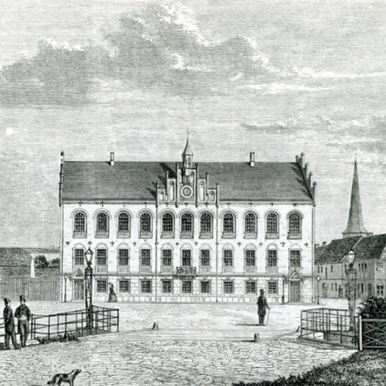 Facaden af Rådhuset indviet 1863. Bag de midterste syv vinduer på 2. sal lå solennitetssalen, og bag de midterste syv vinduer på 1. sal lå teateret. Foto: Nyborg Lokalhistoriske Arkiv