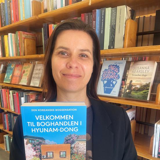 Bibliotekar Marianne Wismar Mühring med bogen ”Velkommen til boghandlen i Hyunam-Dong” 