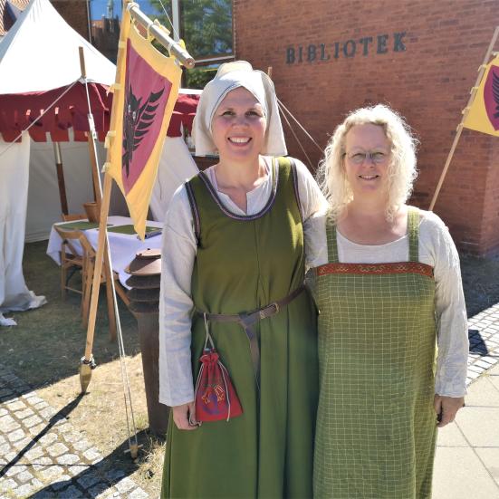 Personale fra Nyborg Bibliotek i middelalderkostumer foran Nyborg Bibliotek.