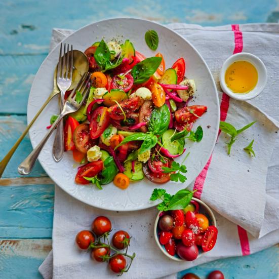 Lækker sommersalat med tomat, agurk og basilikum.