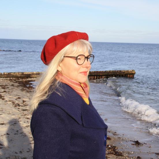 Billede af Berit Alberg, der spejder ud over havet.