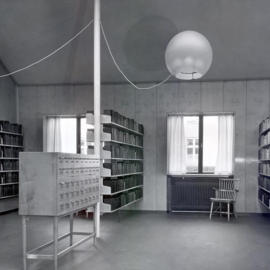 Gammelt fotografi af udlånslokalet på Nyborg Bibliotek, som det tog sig ud ved åbningen i 1939.