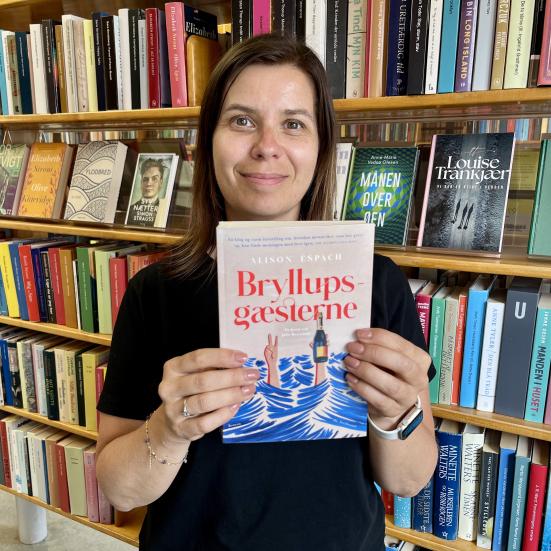 Bibliotekar Marianne Wismar Mühring med bogen "Bryllupsgæsterne"."