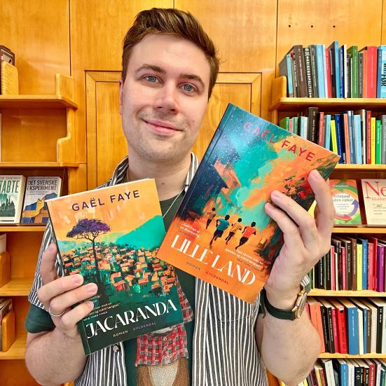 Bibliotekar Mathias med bøgerne "Lille land" og "Jacaranda"