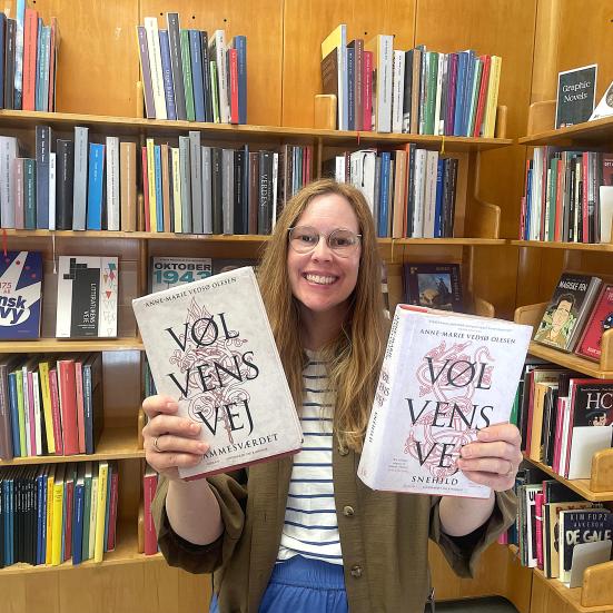 Bibliotekar Johanne Søndergaard Louv med "Vølvens vej"