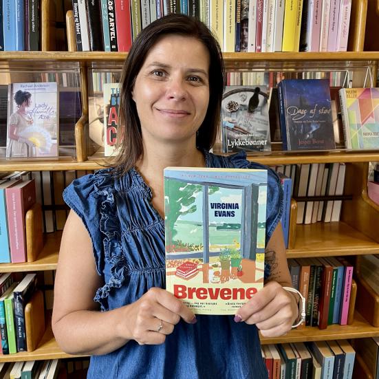 Bibliotekar Marianne Wismar Mühring med bogen "Brevene"