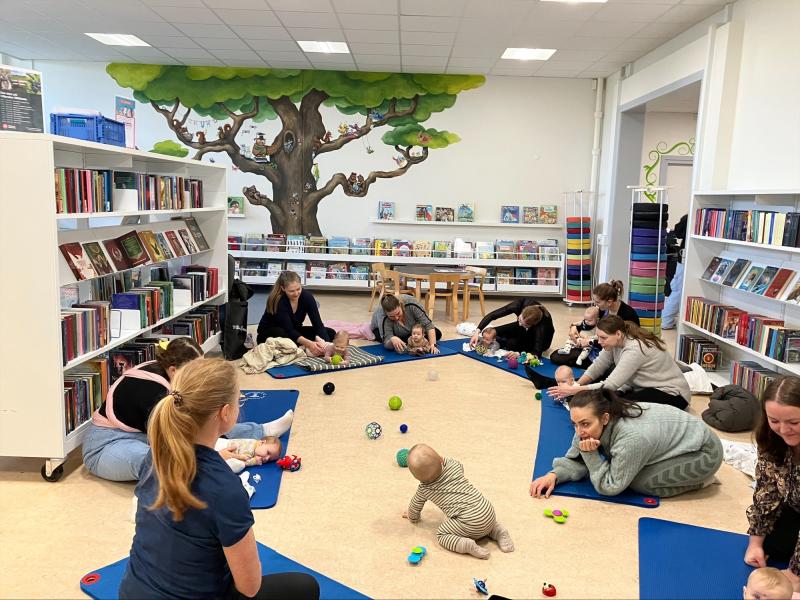 Billede fra tidligere barselscafé på Ullerslev Bibliotek.