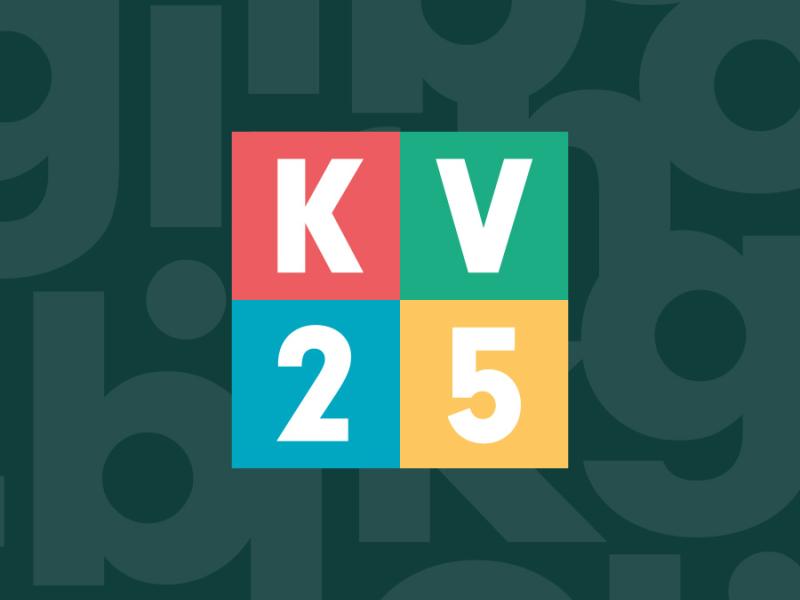 Der står "KV25" i farvede firkanter på en mørkegrøn baggrund.