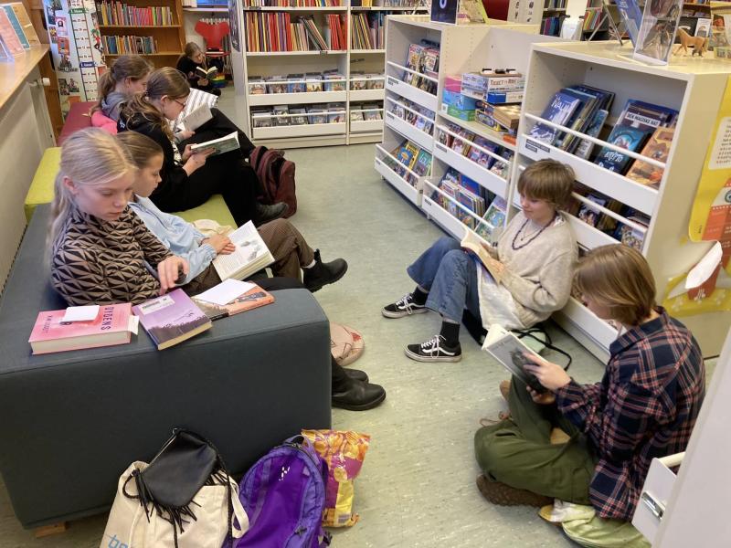 Billede af børn der læser til tidligere Readathon