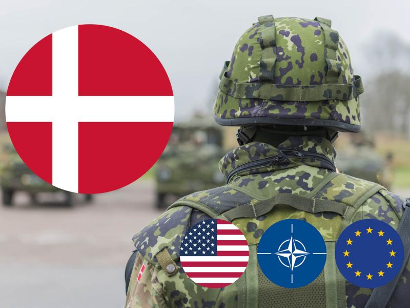 En soldat fra det danske forsvar samt et stort dannebrogsflag og tre små flag for USA, NATO og EU