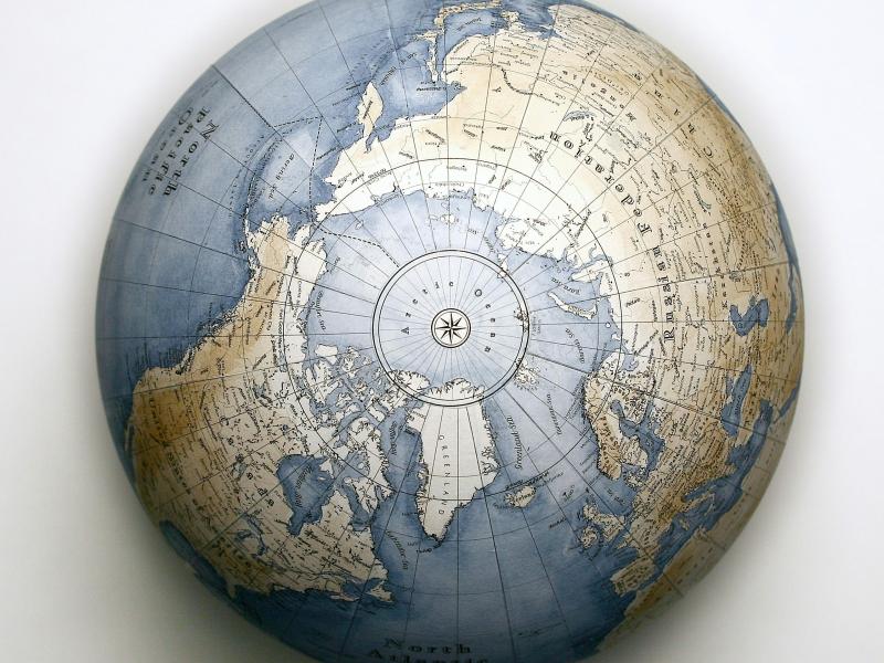 Globus der viser Arktis og den nordlige halvkugle