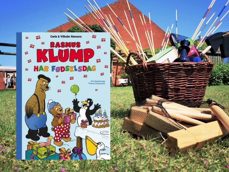 Sommerbillede fra Bibliotekshaven og bogforsiden til "Rasmus Klump har fødselsdag"