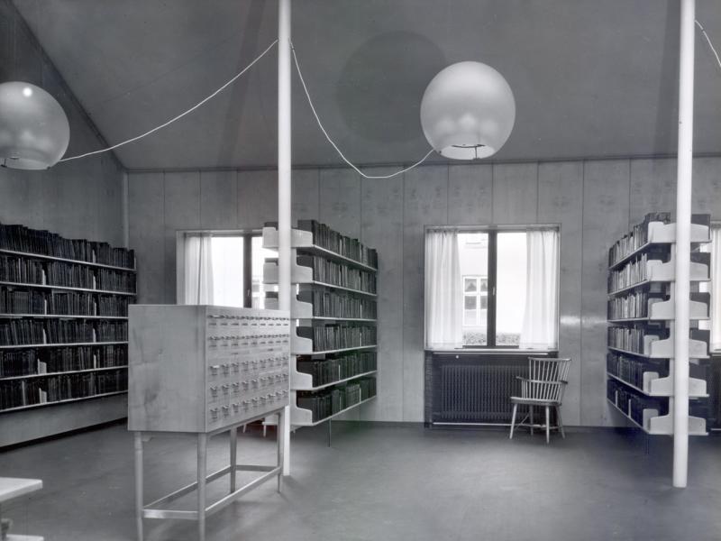 Gammelt fotografi af udlånslokalet på Nyborg Bibliotek, som det tog sig ud ved åbningen i 1939.